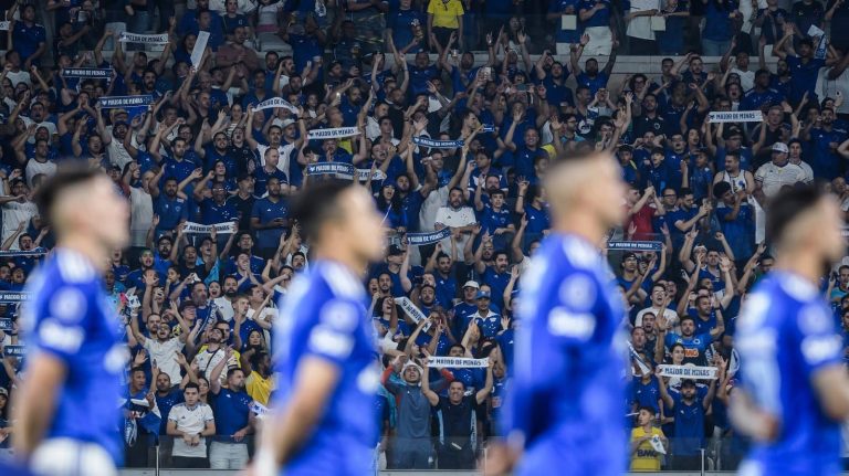 A-torcida-do-Cruzeiro-tem-comparecido-em-peso-aos-jogos-da-equipe-na-Copa-Sul-Americana-e1727910363746.jpg