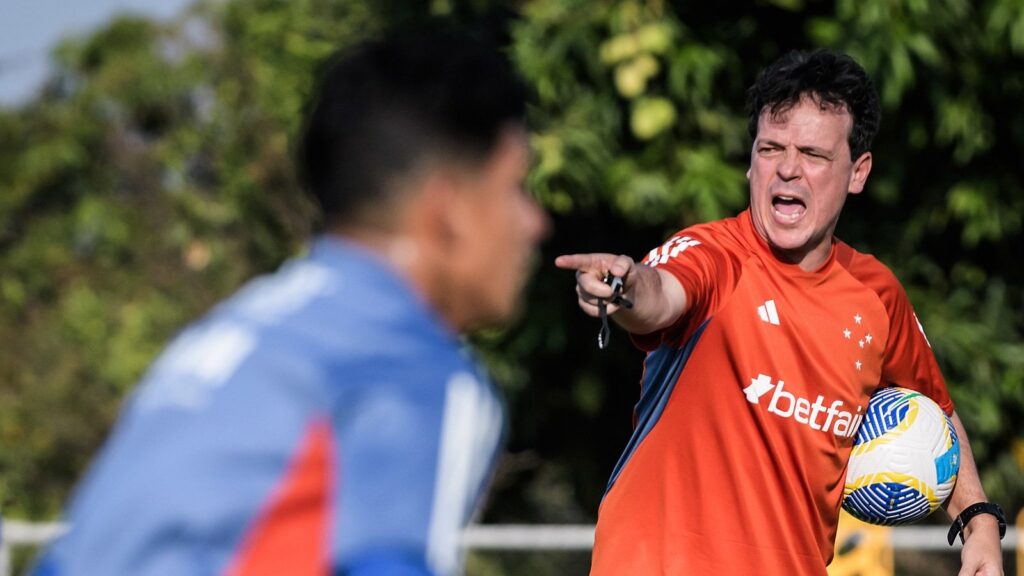 Fernando-Diniz-tera-pouco-tempo-para-recuperar-Cruzeiro-que-enfrenta-o-Athletico-PR-no-sabado.jpg